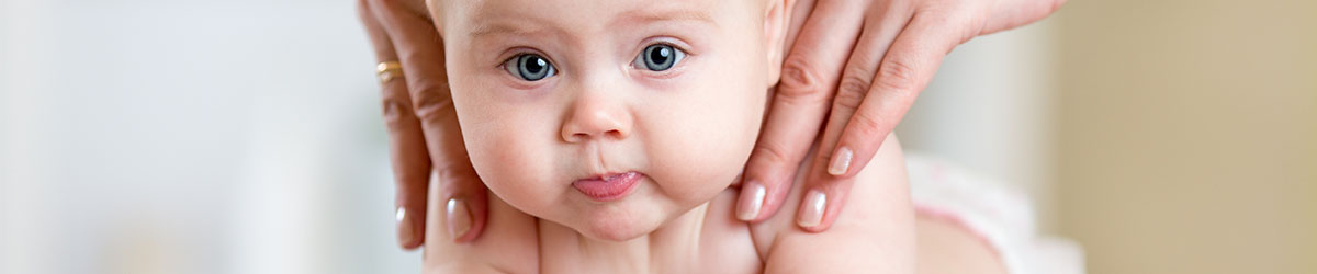 Apprendre à masser bébé avec des gestes simples